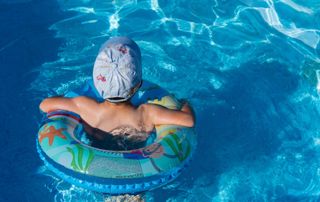 enfant dans une piscine